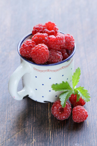 多汁的成熟红浆果莓木制背景