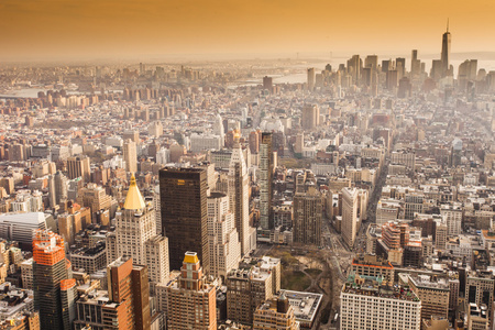 黄昏时，纽约市曼哈顿天际的鸟瞰图