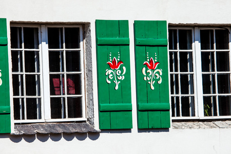 典型的德国 windows 与绿色百叶窗和窗口框
