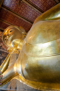斜倚在卧佛寺佛教寺 曼谷 泰国金佛像的脸
