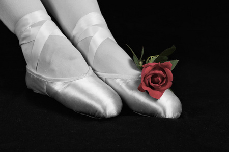 芭蕾舞女演员坐上楼换上拖鞋准备执行