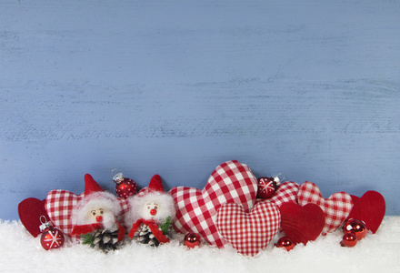 蓝色的木质圣诞背景，布朗尼和红色的检查，他