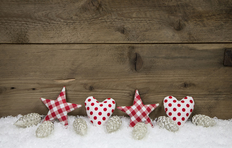红色白色选中的心与 st 的木制圣诞背景