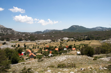 黑山在小山村里