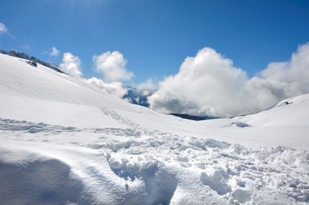 美了雪山在云