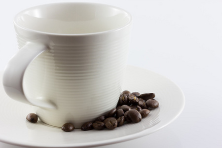 杯咖啡的咖啡豆隔离