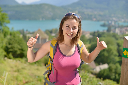 年轻漂亮的女人山中徒步旅行