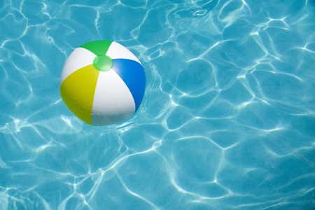 浮水气球漂浮在游泳池照片