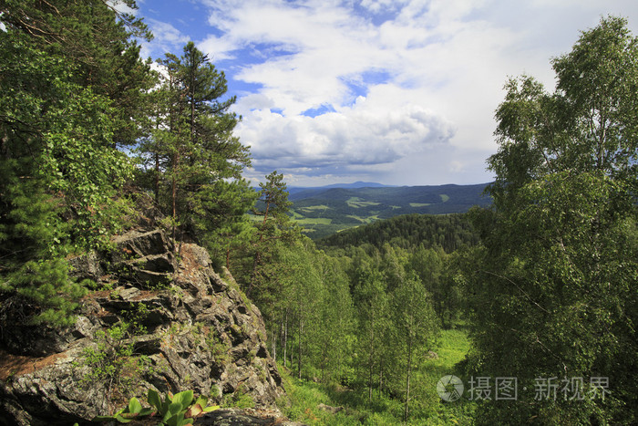 从山小 sinyuha 查看。美丽的夏日风景