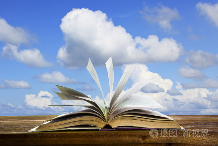 用飞行的书页,对美丽的蓝色天空使用抽象的教育和思想创造性学校对象