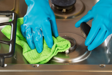 手套的双手从炉顶范围与超细纤维去除肥皂