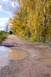 雨后秋季乡村公路状况不佳