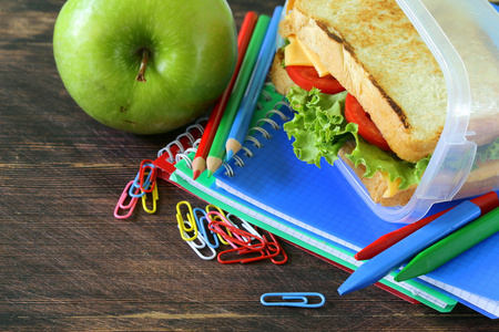 三明治加奶酪 西红柿 绿色的苹果，健康的学校午餐