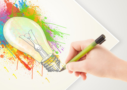 用一支笔手绘图多彩的主意灯泡