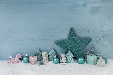 木制蓝色或薄荷绿色圣诞背景装饰