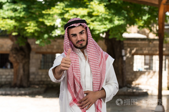 现代阿拉伯商人举起大拇指