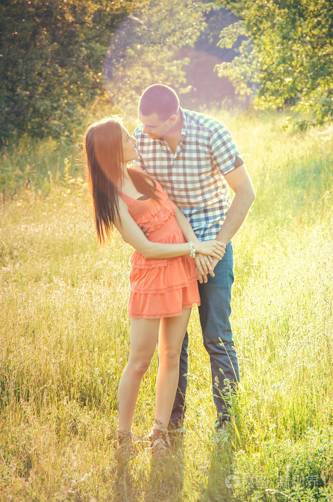 年轻的情侣拥抱