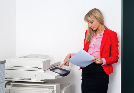 业务文档站在打印机旁边的女人