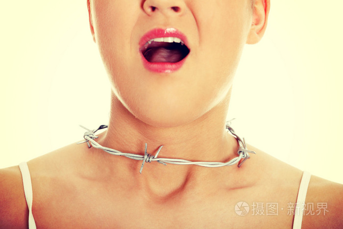 年轻女子与她的喉咙刺铁丝网