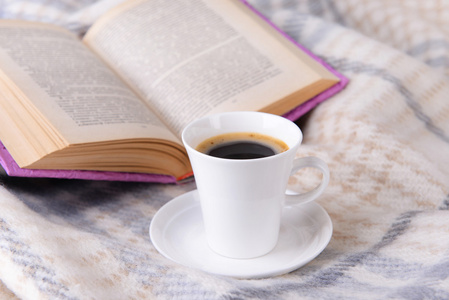 杯咖啡拿着本书格子