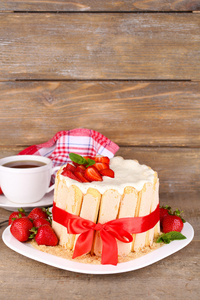 美味蛋糕夏洛特与新鲜草莓木制的桌子上