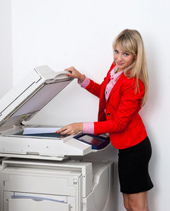 办公室打印机上工作的女商人