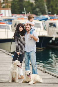 幸福的家庭，与狗在夏天码头上