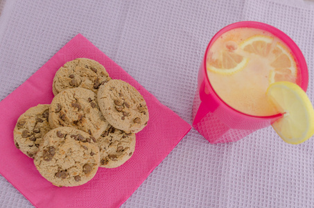 自制的 cokies 和新鲜的饮料