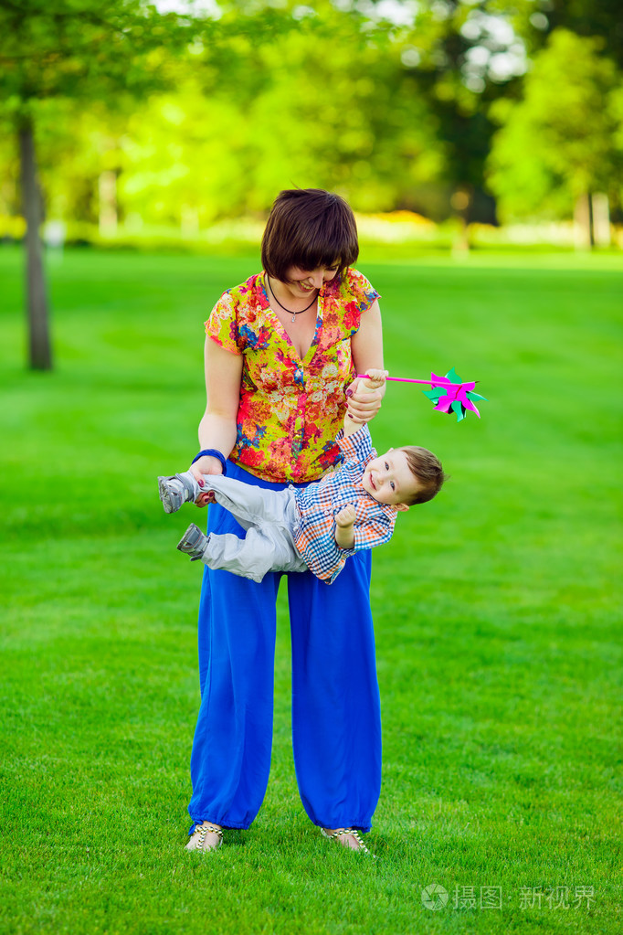 母亲和她的孩子在草地上玩耍