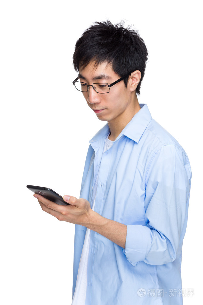 男人看着手机