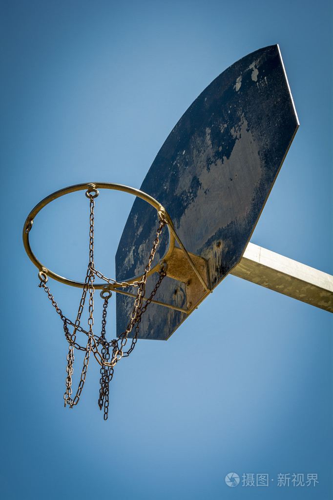 在当地的一个公园的篮球筐