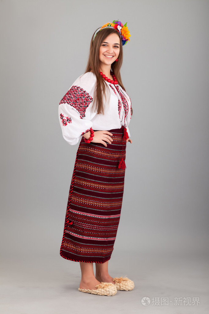 女人穿乌克兰民族服饰
