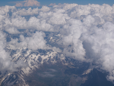 云对阿尔卑斯山