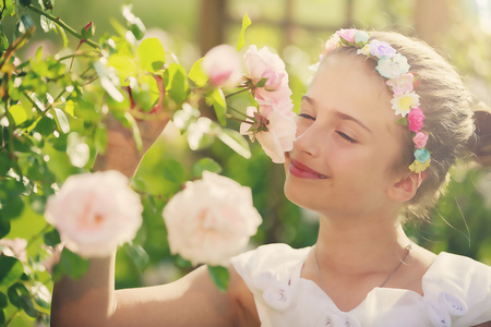 玫瑰花园玫瑰花园里玩的漂亮女孩