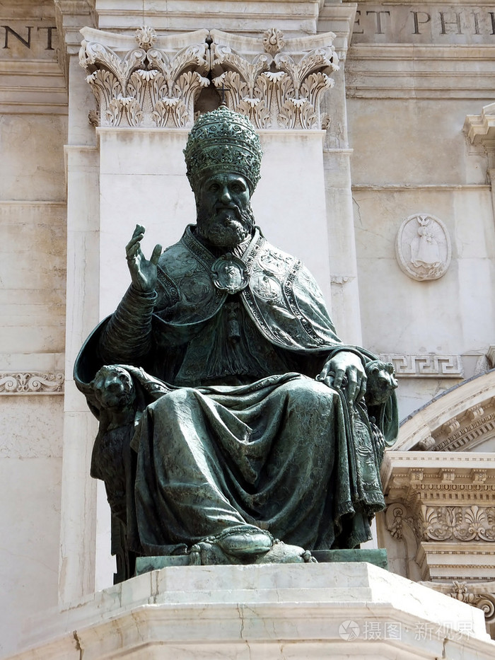 在sanctu的教皇sykstusv的雕像的视图