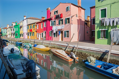 威尼斯对运河从布拉诺岛的房子