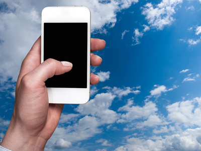 智能手机拿在手上天空背景