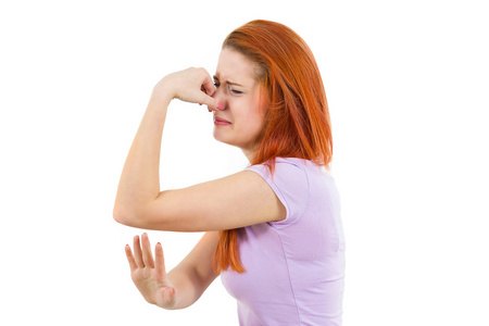 女人捏她的鼻子,非常难闻的气味,气味照片