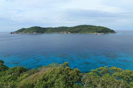 在甲米，泰国岛和深蓝的海