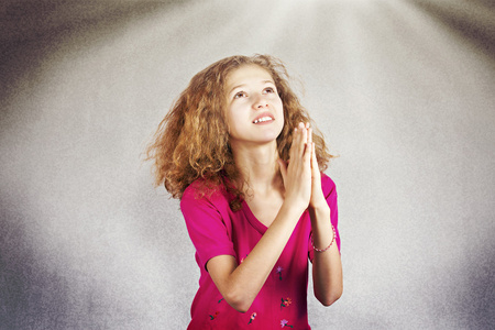 年轻女孩祈祷