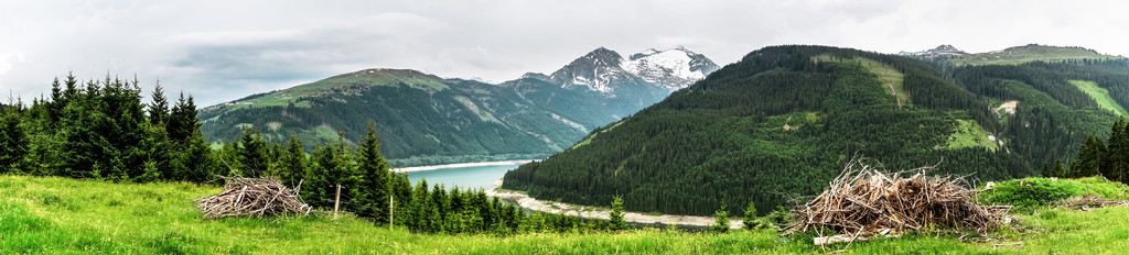 在奥地利山区美丽的湖