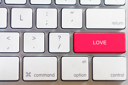 白色的键盘和爱按钮