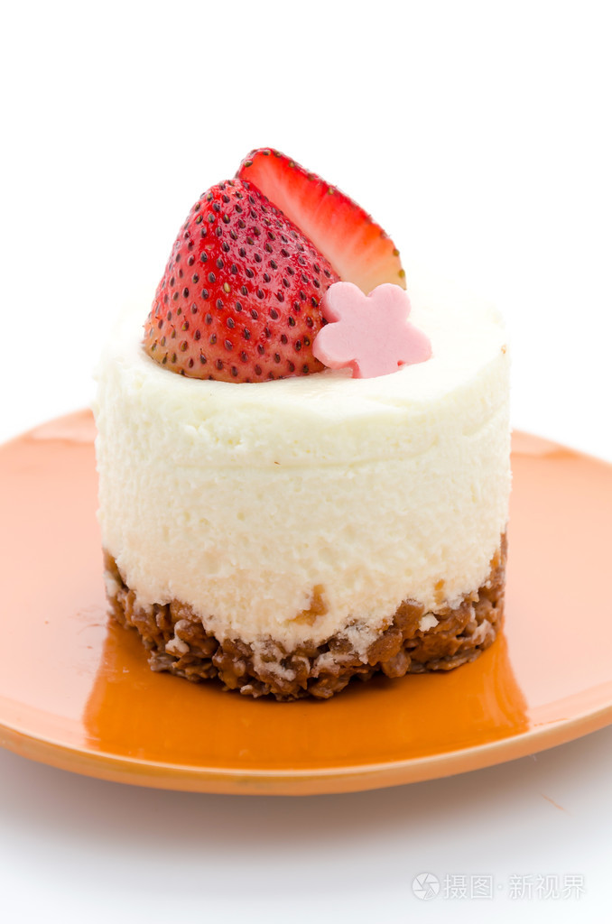 在白色背景上孤立的草莓芝士蛋糕