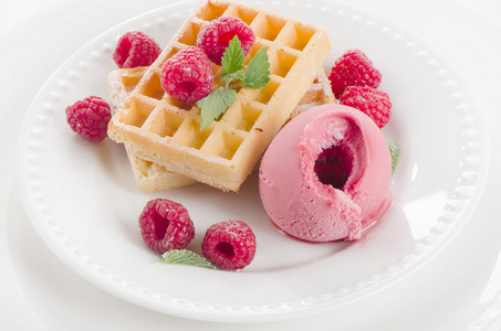 比利时华夫饼配莓果汁冰糕图片