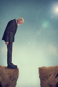 老人低头决口照片