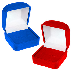 开放的红色和蓝色丝绒盒