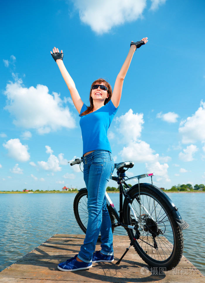 年轻女子在欢乐中向上举起双手