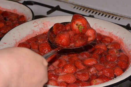 草莓果酱烹饪