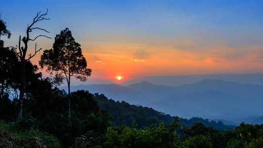 高角度来看美丽的夕阳