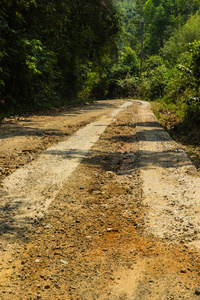 在不发达的国家，泰国农村公路